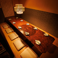 【完全個室】大人数での宴会やパーティーにも最適な空間をご用意しております。ゆったりとくつろげる完全個室をご案内可能です。会社の宴会や部署の集まり、女子会や記念日など、周囲を気にせずプライベートな時間をお楽しみいただけます。落ち着いた雰囲気の空間で、美味しい料理とお酒を心ゆくまで満喫できるお席です。