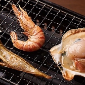 当店ならではのお楽しみが、卓上コンロで焼き上げる「炉端焼き」のお通しです。基本のセットに加え、肉・魚介・野菜など様々な追加メニューも豊富にご用意しております。目の前でじっくり焼き上がるライブ感は、会話をさらに盛り上げてくれること間違いなし!自分好みの焼き加減で、熱々の美味しさを堪能してください。