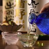 【全国各地から厳選した日本酒や焼酎】旬の鮮魚、炉端、野菜に合う「日本酒」や「焼酎」を全国各地から厳選。なかなか飲めない珍しい「地酒」も取り揃えております。また、飲み放題付きのコースも充実しているため、お得に全国の「日本酒」や「焼酎」をお楽しみいただけます。
