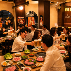 宴会にぴったり！30名様までゆったり座れます！補助席利用で40名様まで！壁に遮られず、正方形に近い間取りです！