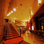 赤を基調にしたホテルロビーのような階段が目に飛びこんできます