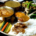 【２】ご飯の上にダルスープとカレーを少量ずつかけ、混ぜて食べるのがネパール風