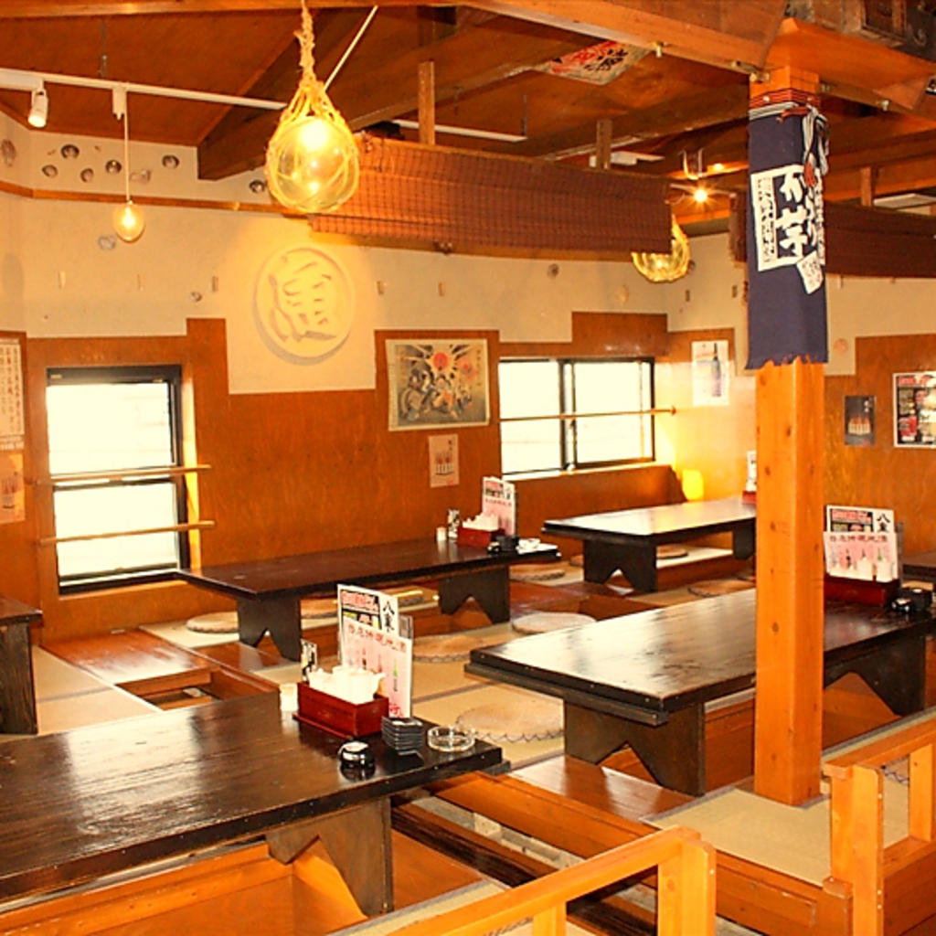 広々とした余裕のたたみの掘りごたつ席は、35名までの宴会もOK。ゆったりくつろげると好評。