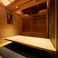 大人気の掘りごたつ個室は足元が楽なため、長時間のお食事でも快適にお過ごしいただけます。プライベート感たっぷりの空間で、周りを気にせずゆっくりとお食事や会話をお楽しみいただけます。接待やご宴会、特別な集まりにぴったりの個室です。心を込めたおもてなしと共に、リラックスしたひとときをお過ごしください。