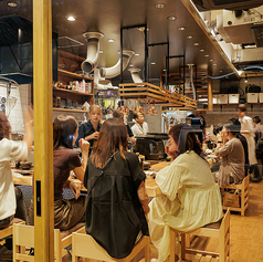 【迫力満点のライブキッチン☆立飲みを愉しむカウンター席】厨房をぐるりと囲ったカウンター席は14席もご用意しております！調理場のライブ感を眺めながらお食事をお愉しみいただけます。【栄/栄駅/栄町駅/居酒屋/伏見/飲み放題/単品飲み放題/久屋大通/伏見/錦/錦３丁目】