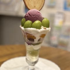 地図会社の社員マスカットパフェ　Shine Muscat parfait