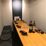 個室は6，8名の少人数のものからございます。ご家族でも、プライベート宴会にもおすすめです