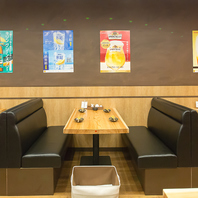 様々なシーンでご利用可能！ゆったり寛げるテーブル席◆