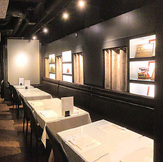 【地下:プライベートな空間】 地下フロアは最大30名様まで収容可能!隠れ家のような雰囲気があり、秘密にしたい自分たちだけの宴会場として人気です♪ゆったりとしたソファー席で、至福の神戸牛をお楽しみください。様々なシーンにご利用いただけます◎