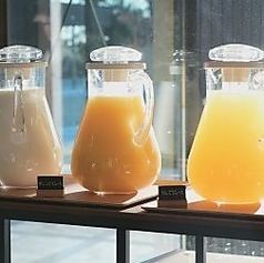 ワンちゃん連れのお散歩途中や、週末のペット仲間とのランチ会にも大人気です。緑に囲まれたプライベート感のある空間で、大切な家族と一緒に美味しい時間をゆっくりとお過ごしください。