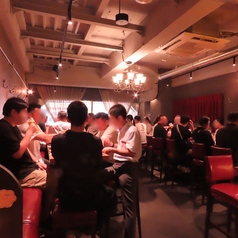 貸切は70~80名様、フロアの一部貸切は20~30名様に対応。赤いソファと温かな照明が印象的な店内で、会社の忘年会・新年会、歓送迎会、同窓会など大人数の宴会をお楽しみいただけます。人数やレイアウトのご希望、幹事様からのご相談もお気軽にどうぞ。