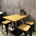 当店では、4名様がけのテーブル席を4卓ご用意しています。ご家族やご友人とのカジュアルな食事シーンにぴったりな空間で、楽しいひとときをお過ごしいただけます。温かい雰囲気の中で、美味しい料理を囲んで会話をお楽しみください♪