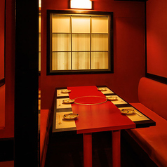 障子風の窓や木の質感が和の趣きを演出する半個室！両側ベンチシートで居心地も抜群！温かな照明が空間をやさしく包み込み、仲間との飲み会や宴会、女子会、特別なひとときを静かに楽しめます！