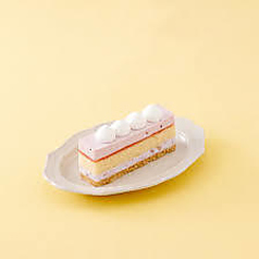 白桃とフランボワーズのケーキ