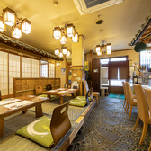 【お店全体に広がる和空間】たつみの内観は木の温もりを感じるような作りになっており、照明や仕切りにもこだわっております。全体的に色味は木で統一し、仕切りに竹のデザイン、壁にはふすまや瓦をデザインした和のテイストです。落ち着ける空間でゆっくり足を伸ばし、当店自慢の岡山の鮮魚やお酒を楽しんでください。