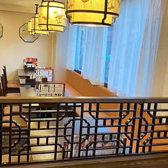 ゆったりとおくつろぎいただける、広々としたソファー席を完備しております。座面はふかふかで、しっかりとした背もたれもあるため、ゆったりとしたくつろぎ時間を過ごすことができます。