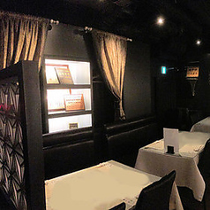 【地下：ソファーでくつろげる広々席】 ゆったりと腰掛けられるソファー席を多数ご用意しております。長時間のお食事でも疲れにくく、お子様連れのご家族や、ゆっくりとコースを堪能したい観光のお客様にも大好評♪心地よい空間で、最高の笑顔になれる時間を。