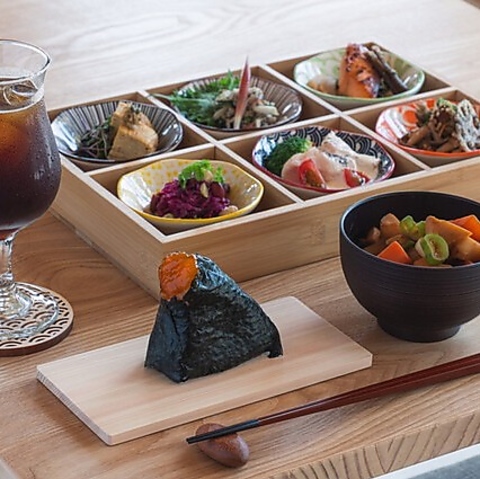 和モダンでおしゃれな店内で健康的なお料理と絶品スイーツをご堪能下さい☆