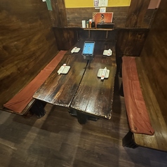 4名様用×3卓，6名様用×1卓　半個室状態のテーブル改装しました。昭和レトロな雰囲気漂う、落ち着いた半個室風のテーブル席。隣を気にせず、仲間との時間をゆったり楽しめます。さらに、タブレットから簡単オーダーできるので、注文もスムーズ！豊富なメニューを画面でゆっくり選べて、お酒や料理の追加もラクラク♪