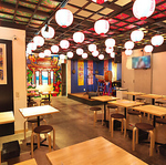 天井が高く開放感のある店内は、広々としたテーブル席でゆったりお過ごしいただけること間違いなし！