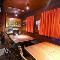 老舗の温もりを感じる、どこか懐かしい店内空間