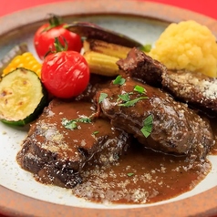 牛タンと牛頬肉の赤ワイン煮込みの写真