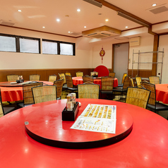 【中華の醍醐味◎大型円卓】本格中華の雰囲気を存分に味わえる、豪華な大型円卓席をご用意しております!大きなターンテーブルをくるくると回しながら、熱々のお料理を皆様でシェアする楽しさは格別です。会話も弾みやすく、ご家族での団らんやご親戚の集まり、特別な日のご宴会に最適なお席となっております。