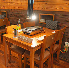 【4名テーブル】少人数でもご利用可能なテーブル席。デートや仕事帰りに気軽にご利用いただけます。