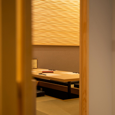 〈VIPルームご利用にあたって〉ご予約はお電話でのみ承っております。店主厳選のおすすめ料理が楽しめるコース8800円～ご用意できますのでご予算などお気軽にご相談ください。コース料金と別途個室室料20％頂戴しております。