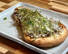 釜揚げしらすと海苔ソースの和風ナンピザ