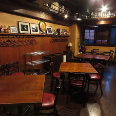 【テーブル席】【全席喫煙可】お席は広々。貸切パーティーのご予約も承っております。立食最大50名様、着席最大30名様収容可能です。なお、プロジェクターもございますので、歓送迎会やビンゴ大会などのゲーム企画にもピッタリです。