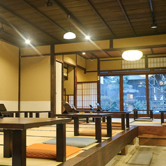 お庭を見渡せる席もございます。