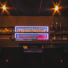 青く輝くLEDのバックバーと、温かな照明が織りなすコントラストが美しいカウンター席。目の前にずらりと並ぶ希少な銘酒を眺めながら、非日常的な時間を過ごせます。お一人様での晩酌はもちろん、バーテンダーとの会話を楽しみながら、至福の一杯と本格中華を堪能できる特等席です。