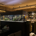 大きな水槽が目を引く、おしゃれで落ち着いた空間の本格BAR