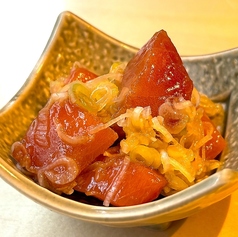 【裏名物】乱切り漬けマグロの葱のっけ