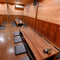 カウンターから団体席まで揃う使い勝手の良さ