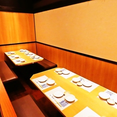 【靴を脱がなくてOK！テーブル宴会】広々BOX席で女子会、ママ会、合コン、会社宴会などワイワイ楽しむ中規模宴会にもお勧めです。安心して食事や会話を楽しめる居心地の良い空間をご用意しています。