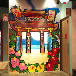沖縄の有名な建造物が描かれた写真スポットで思い出作り◎ライブの一体感を味わえるのが魅力の一つ！