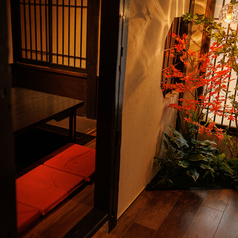 【少人数様向け完全個室】個室は接待にもご利用頂けます！そのほか会社帰りのサク飲みや、カップルにも最適♪他にも大小さまざまなお席を豊富にご用意しています。デート・女子会・合コン・仲間との飲み会・会社宴会…様々なシーンでご利用頂けます！嬉しい飲み放題付コースを各種ご用意。お席のみのご予約も◎