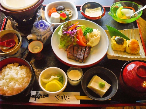 創業12年、手作り豆腐が自慢の日本料理店。客自ら豆腐を作ることもできる！
