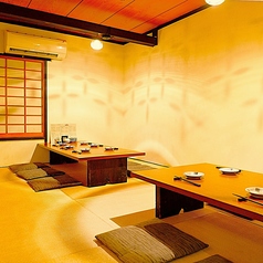 2階には、落ち着いた雰囲気のお座敷個室をご用意しています。大人数での宴会や家族の集まりにもぴったりで、心温まるひとときをお過ごしいただけます。和の風情を感じながら、特別な時間をお楽しみください。
