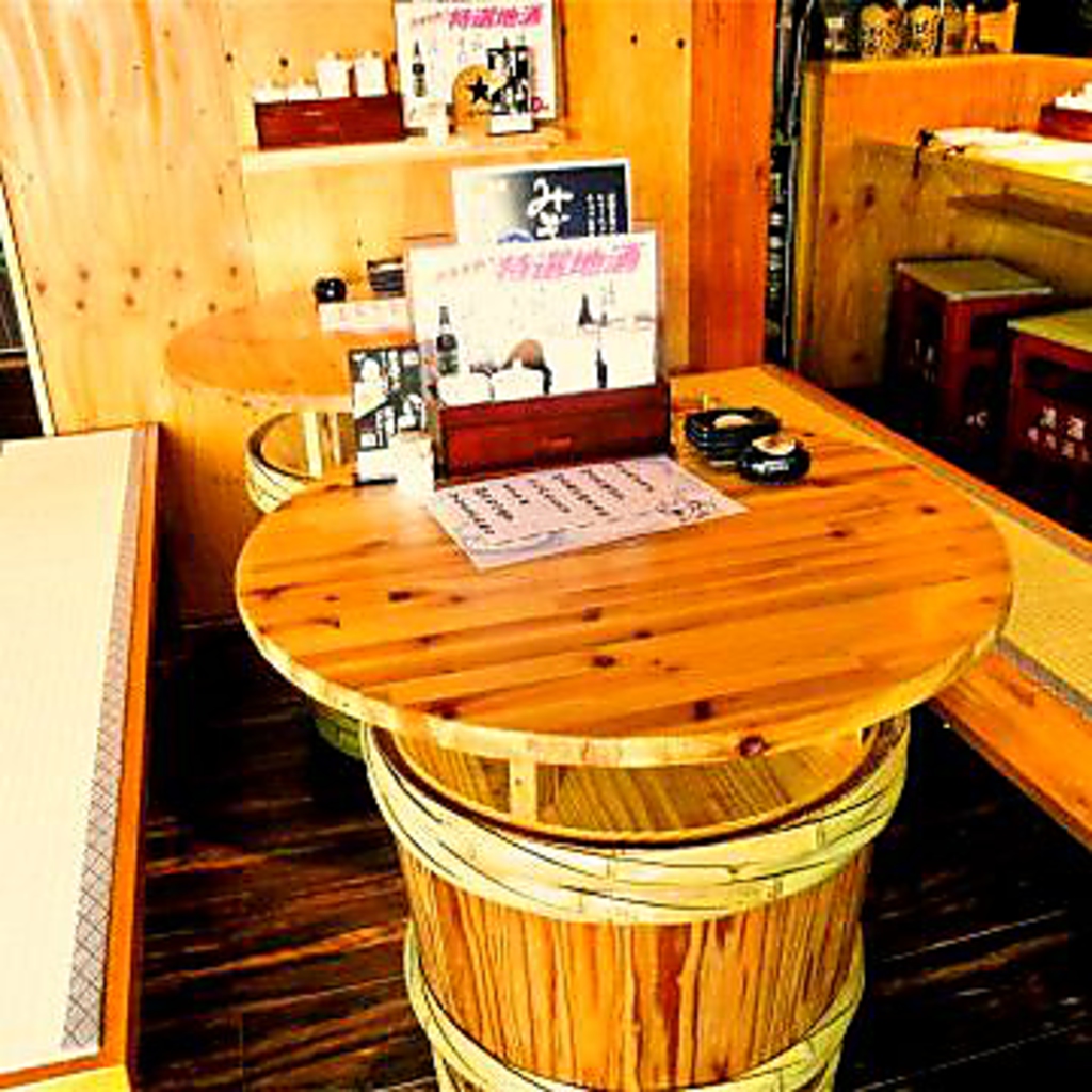 少人数のグループで酒樽テーブルを囲んで、まったりと飲んで食べるのに最適。