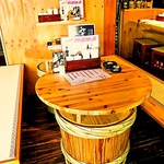 少人数のグループで酒樽テーブルを囲んで、まったりと飲んで食べるのに最適。