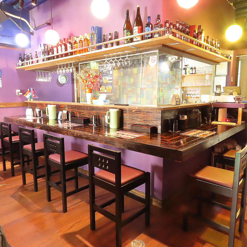 人気のカウンター席はお一人様も大歓迎！香辛料の香りに包まれながら、楽しいひとときを過ごせます◎