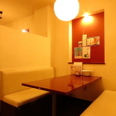 当店は座りやすいソファーのテーブル席や、半個室のお座敷席がございます！ぜひ、恋人やお友達、ご家族と楽しいひとときをお過ごしください！会社の宴会にもおすすめです♪