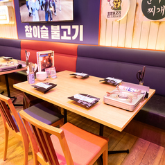 4名様掛けのテーブル席を繋げて8名様、12名様などのレイアウトも可能！ゆったり会話と食事を楽しみたい女子会や会社宴会のシーンにもおすすめです！