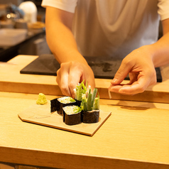 大将の動きや華麗な技を臨場感たっぷりに味わえます。高級感ある設えですが、空気は温かく。粋で活気ある雰囲気の中、気さくなスタッフがお出迎え。肩肘張らずに楽しめます。