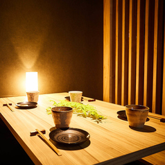 和風間接照明が照らし出す粋な店内です。神田の喧騒を忘れる落ち着いた空間でご宴会をお楽しみ下さいませ。ご利用人数、ご予算、ご要望など、お気軽に当店まで！お得なクーポンも合わせてご利用下さい。