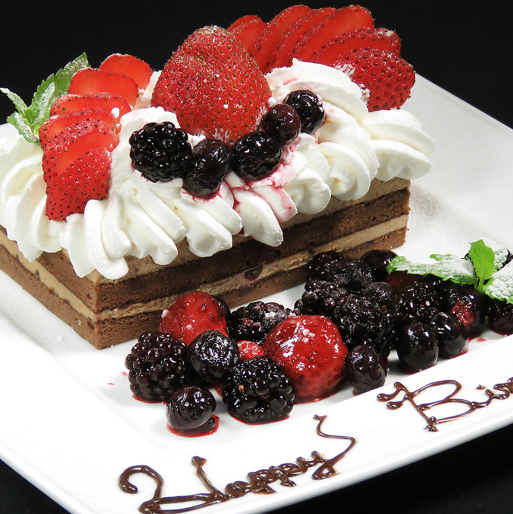 記念日は当店自家製ケーキに花火と照明、音楽の演出で♪