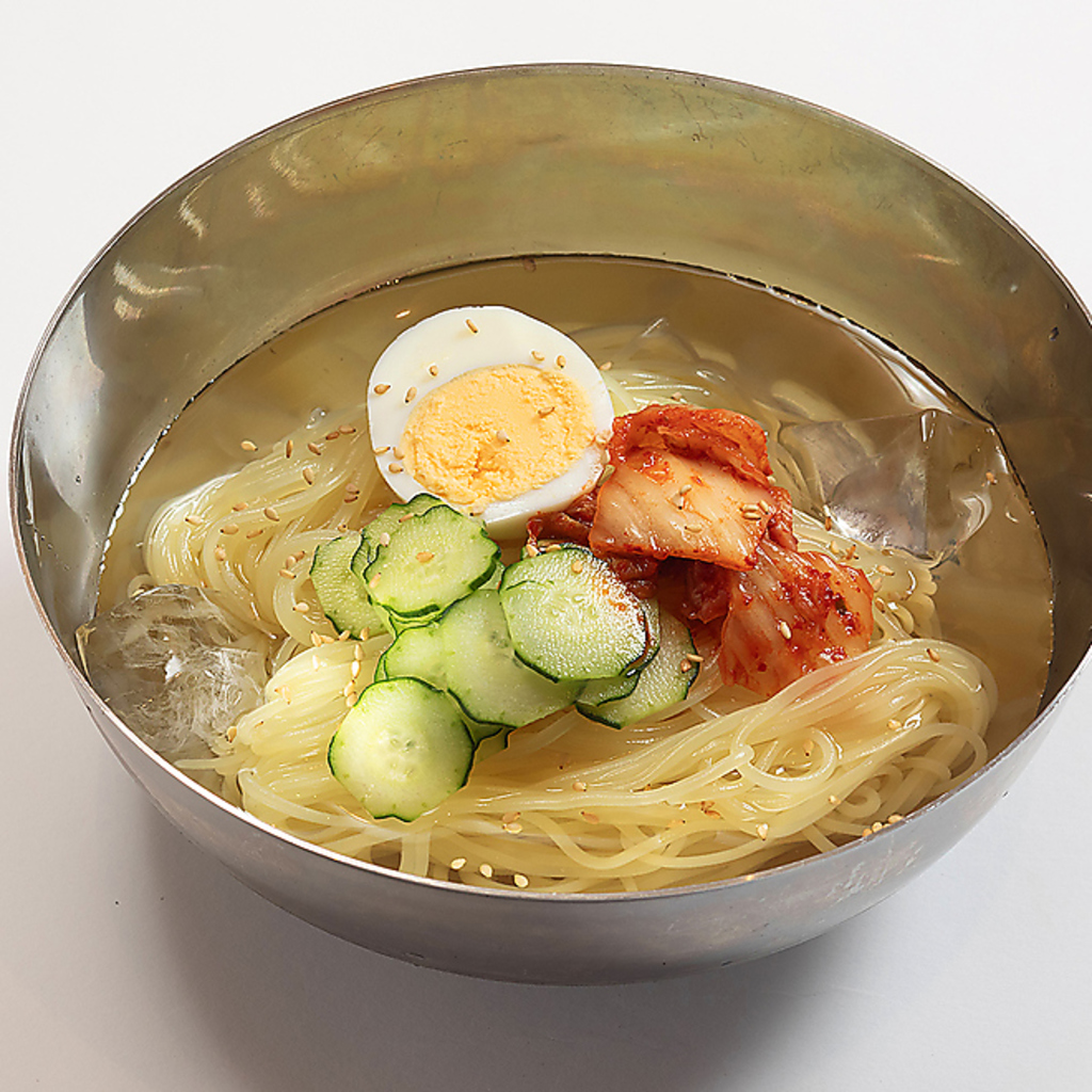 もちもちでシコシコでツルツルの冷麺にはオリジナルの牛スープが絶品(^^♪